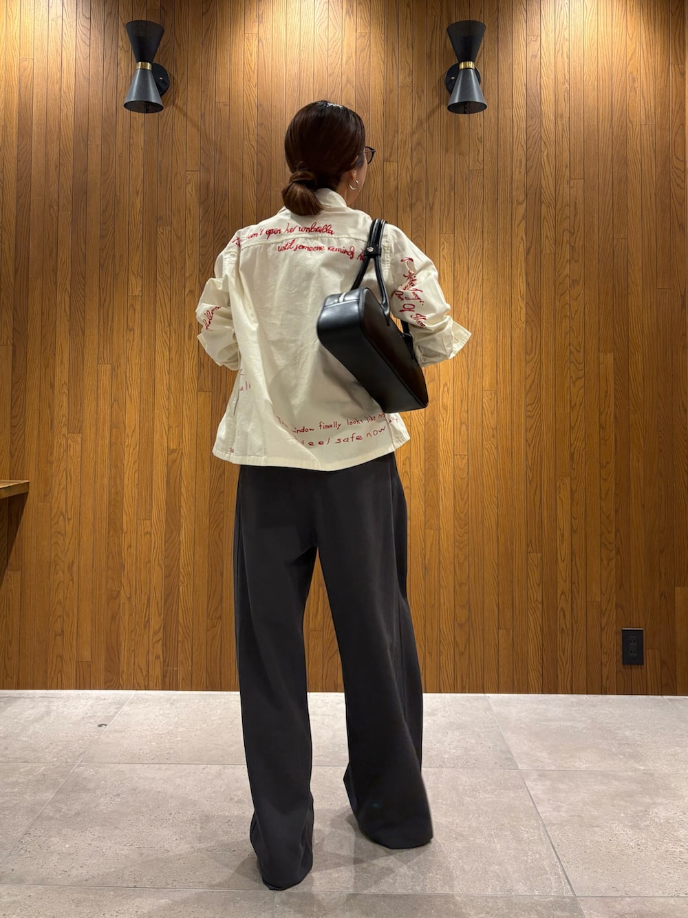 レッド系のTシャツ/カットソー、ホワイト系のTシャツ/カットソー、グレー系のその他パンツを着用したレディースの春コーディネートの8枚目の写真