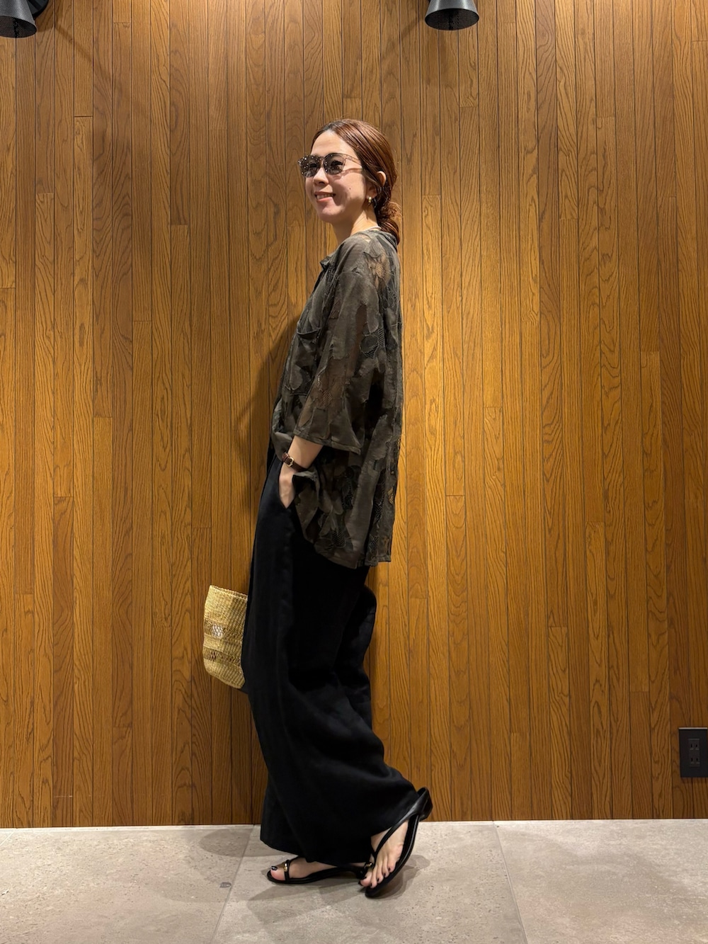 ブラック系のその他パンツ、ブラック系のタンクトップ、ブラウン系のシャツ/ブラウスを着用したレディースの春コーディネートの2枚目の写真