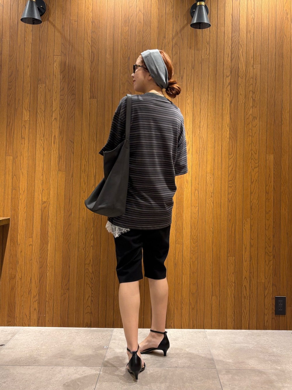 ホワイト系のキャミソール、ブラック系のその他パンツ、ブラウン系のTシャツ/カットソーを着用したレディースの夏コーディネートの2枚目の写真