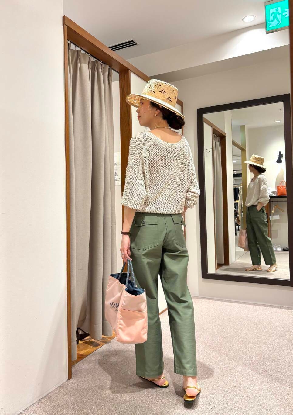 ホワイト系のキャミソール、ホワイト系のカーディガン/ボレロ、ピンク系のトートバッグを着用したレディースの春コーディネートの4枚目の写真