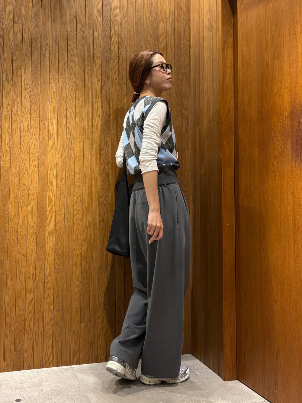 グレー系のベスト、グレー系のその他パンツ、シルバー系のスニーカーを着用したレディースの夏コーディネートの4枚目の写真