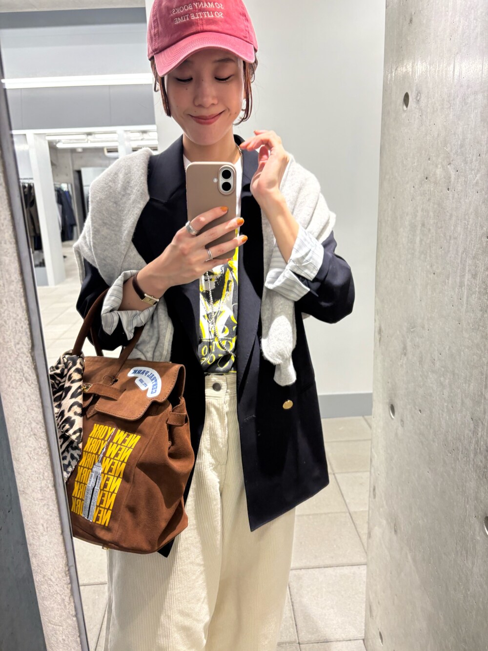 ブラック系のローファー、ホワイト系のその他パンツ、ホワイト系のその他パンツを着用したレディースの秋コーディネートの4枚目の写真