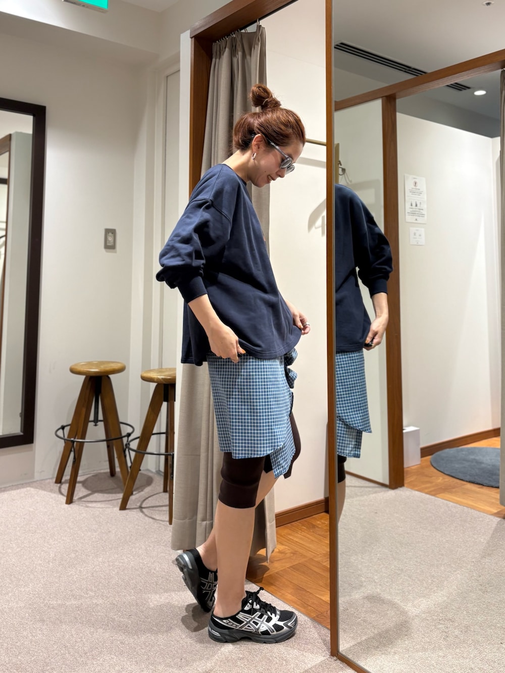 ブルー系のシャツ/ブラウス、ブルー系のスウェット、ベージュ系のショルダーバッグを着用したレディースの夏コーディネートの4枚目の写真