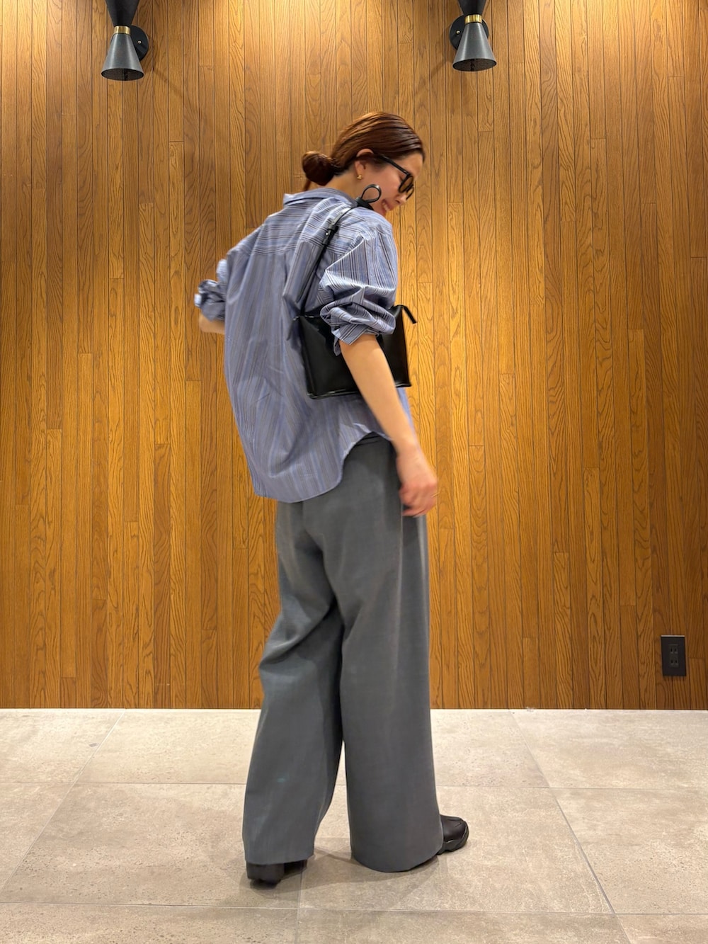 その他のシャツ/ブラウス、グレー系のその他パンツ、ブラック系のスニーカーを着用したレディースの春コーディネートの3枚目の写真