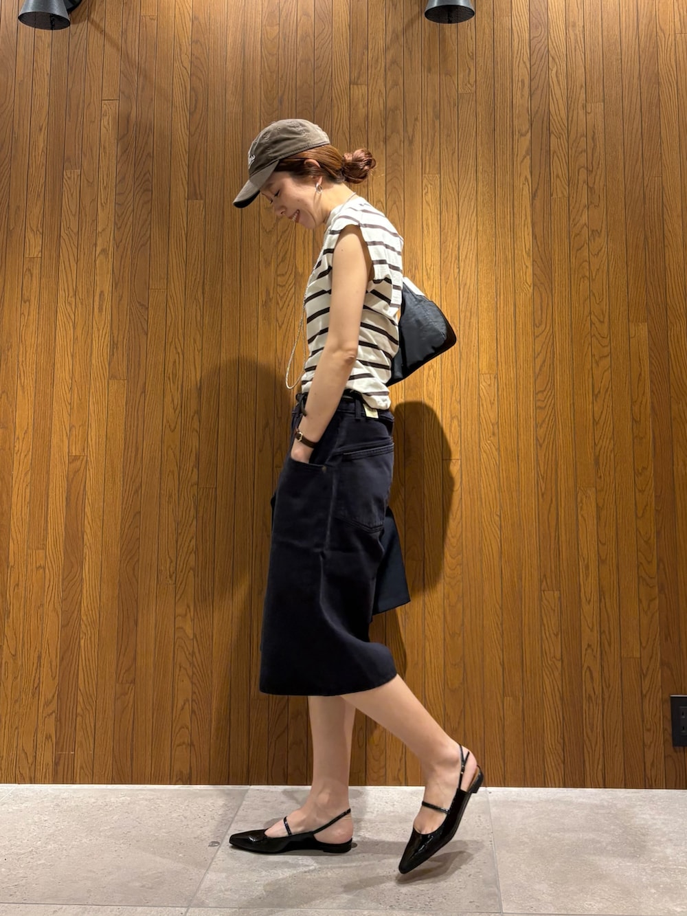 その他のTシャツ/カットソー、ブラック系のデニムパンツ、ブルー系のその他アウターを着用したレディースの春コーディネートの3枚目の写真