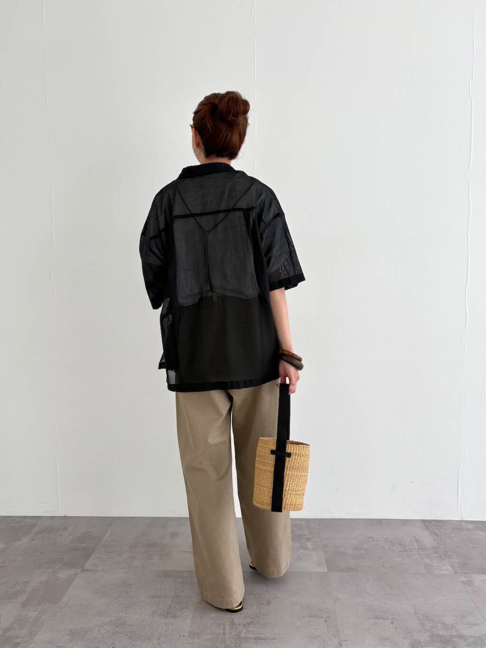 ベージュ系のその他パンツ、その他のTシャツ/カットソー、ゴールド系のサンダルを着用したレディースの春コーディネートの3枚目の写真