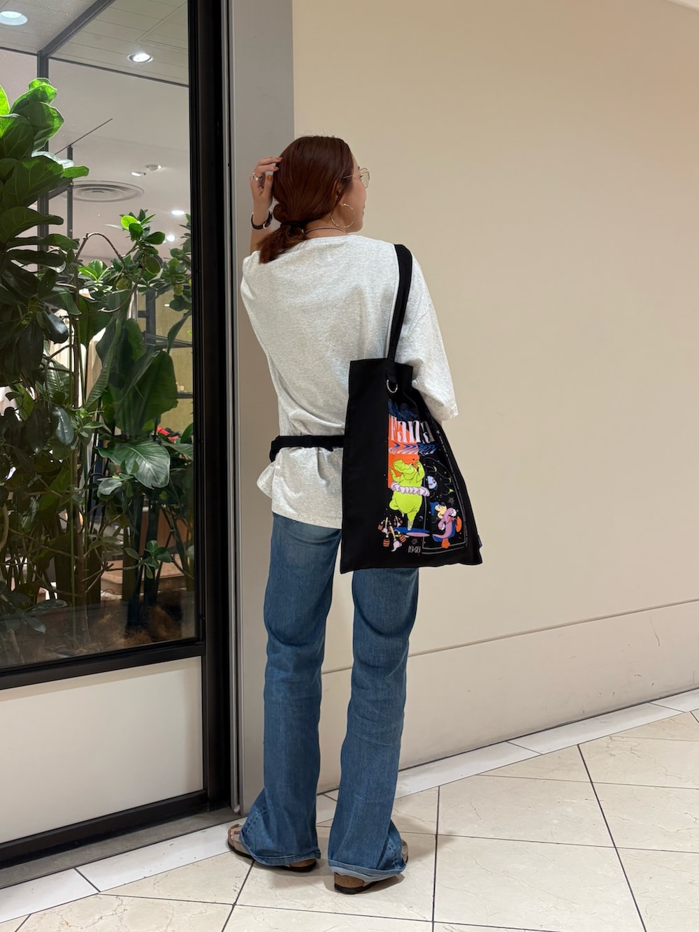 グレー系のTシャツ/カットソー、ブラック系のボディバッグ/ウエストポーチ、その他のトートバッグを着用したレディースの夏コーディネートの3枚目の写真