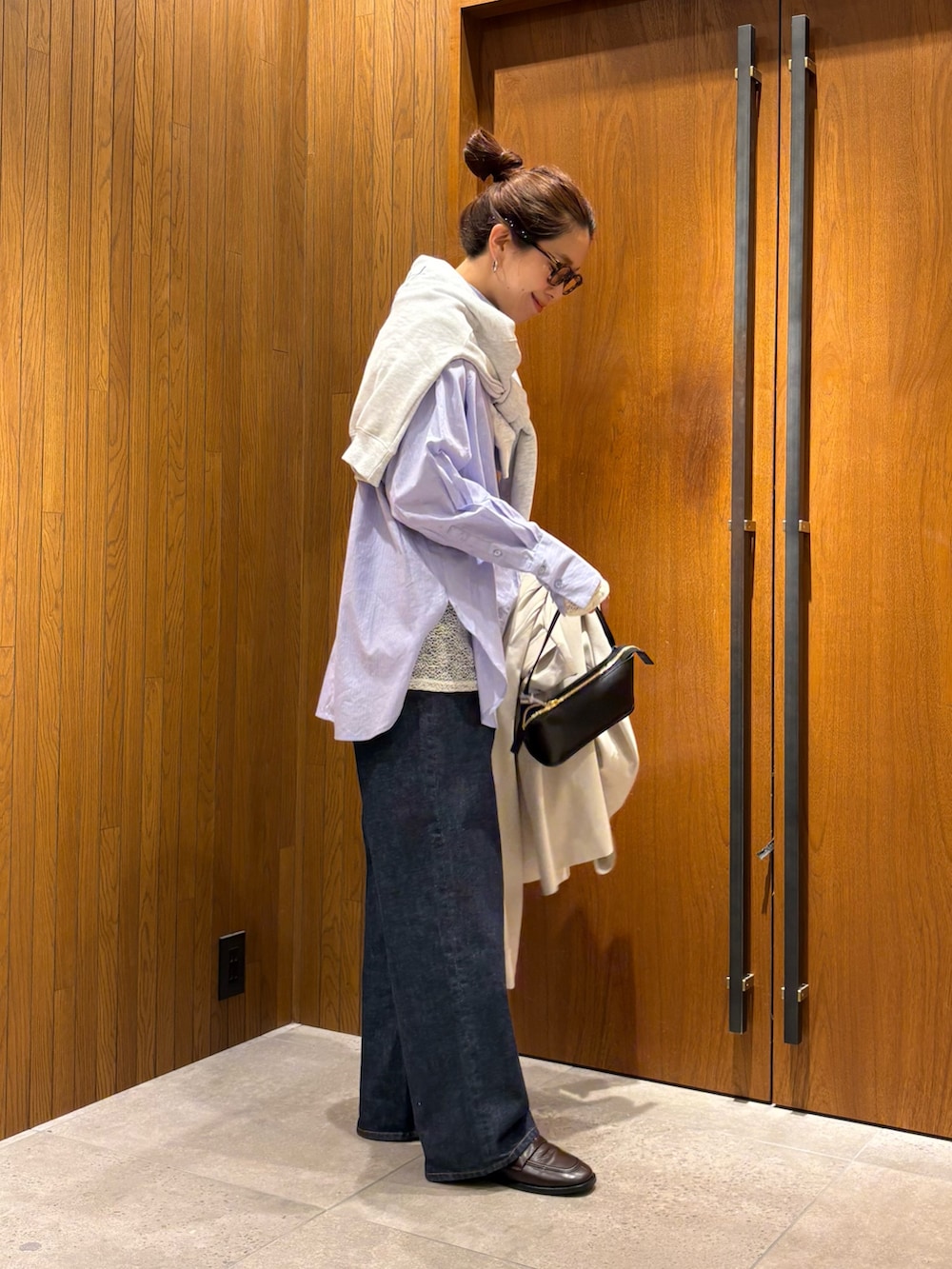 グレー系のトレンチコート、その他のシャツ/ブラウス、ホワイト系のシャツ/ブラウスを着用したレディースの冬コーディネートの7枚目の写真