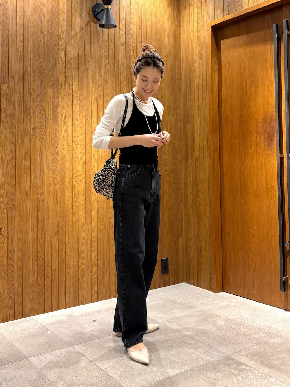 ブラック系のその他トップス、その他のハンドバッグ、ブラウン系のカチューシャを着用したレディースの夏コーディネートの5枚目の写真