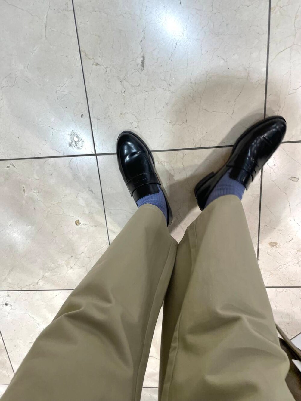 ベージュ系のその他パンツ、グレー系のカーディガン/ボレロ、ベージュ系のボストンバッグを着用したレディースの冬コーディネートの8枚目の写真