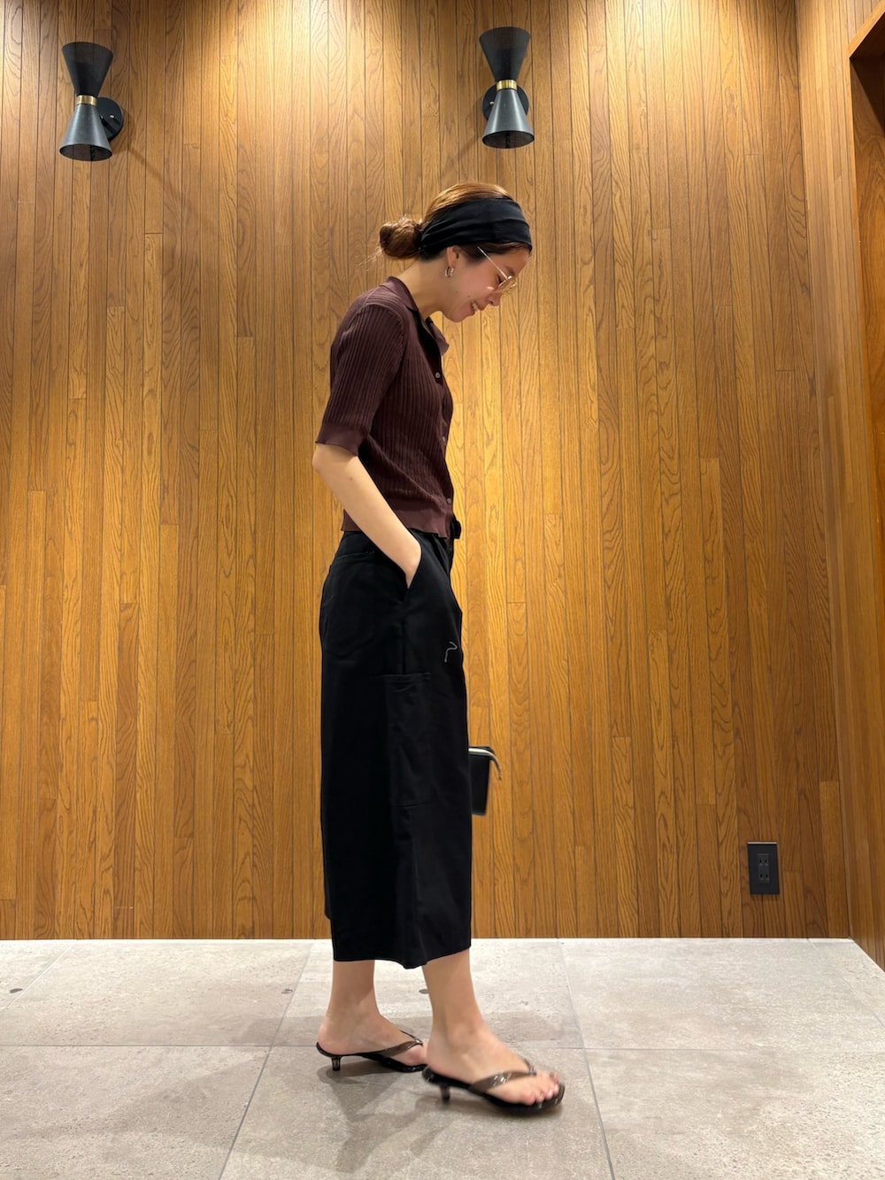ブラウン系のニット/セーター、ブラック系のその他パンツ、ブラック系のサンダルを着用したレディースの夏コーディネートの4枚目の写真