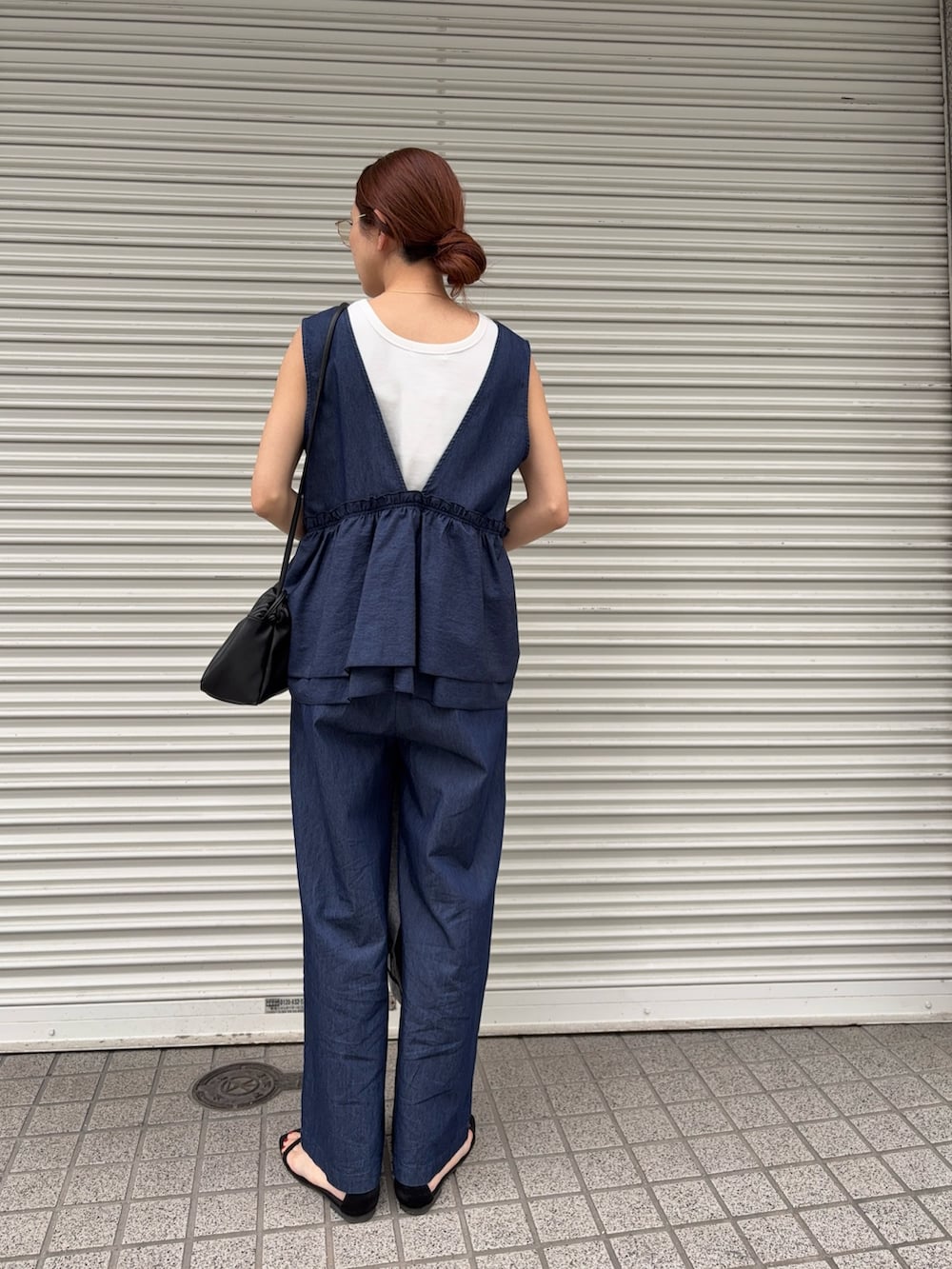グレー系のその他アウター、ブラック系のサンダル、ブルー系のその他パンツを着用したレディースの春コーディネートの6枚目の写真