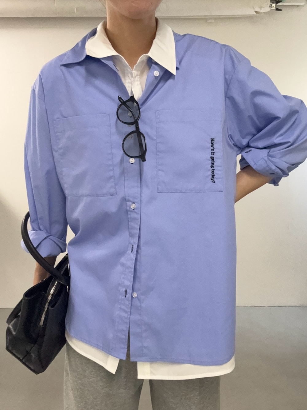 ブルー系のシャツ/ブラウス、グレー系のその他パンツ、ブラック系のローファーを着用したレディースの夏コーディネートの4枚目の写真