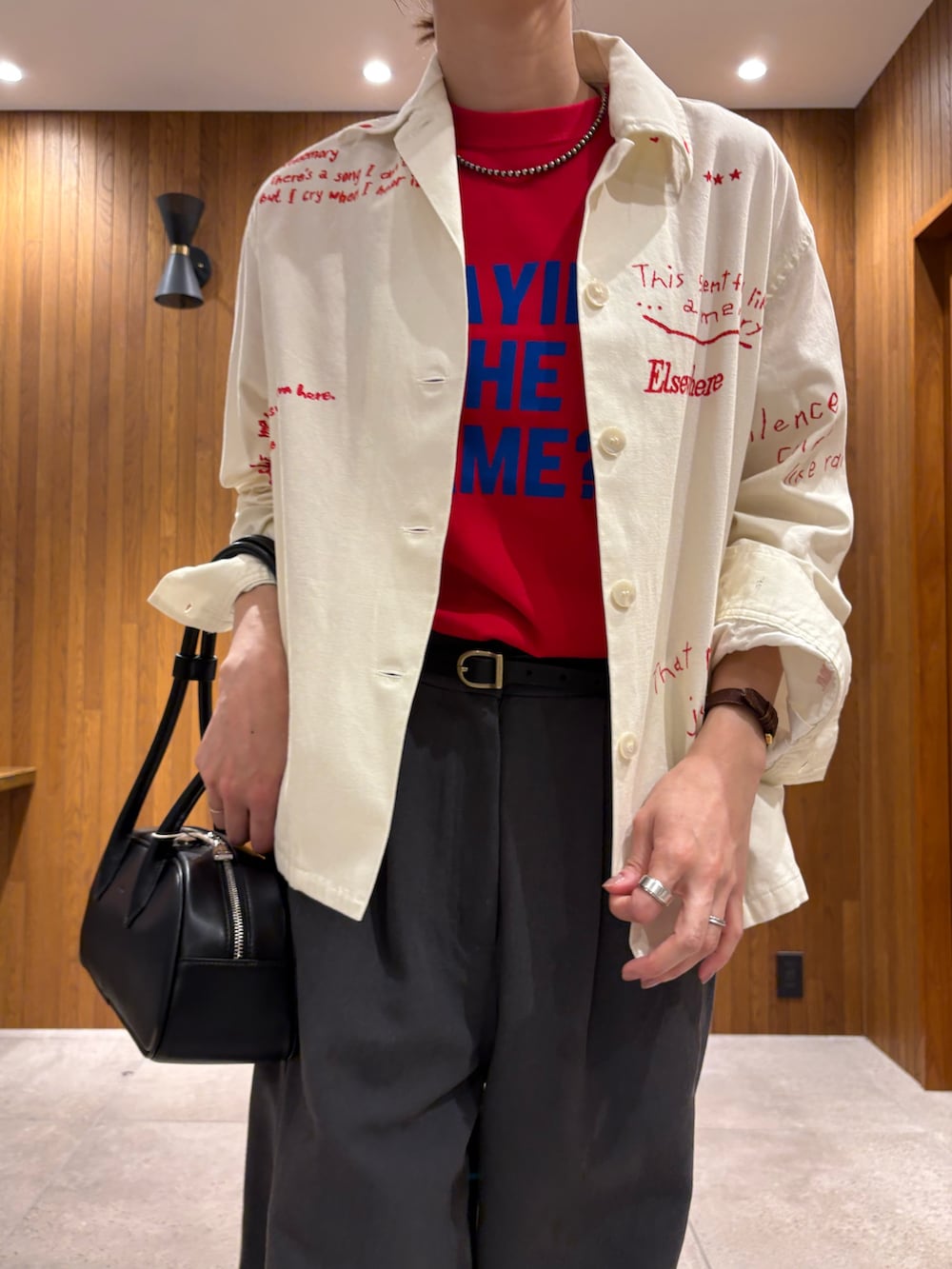 レッド系のTシャツ/カットソー、ホワイト系のTシャツ/カットソー、グレー系のその他パンツを着用したレディースの春コーディネートの10枚目の写真