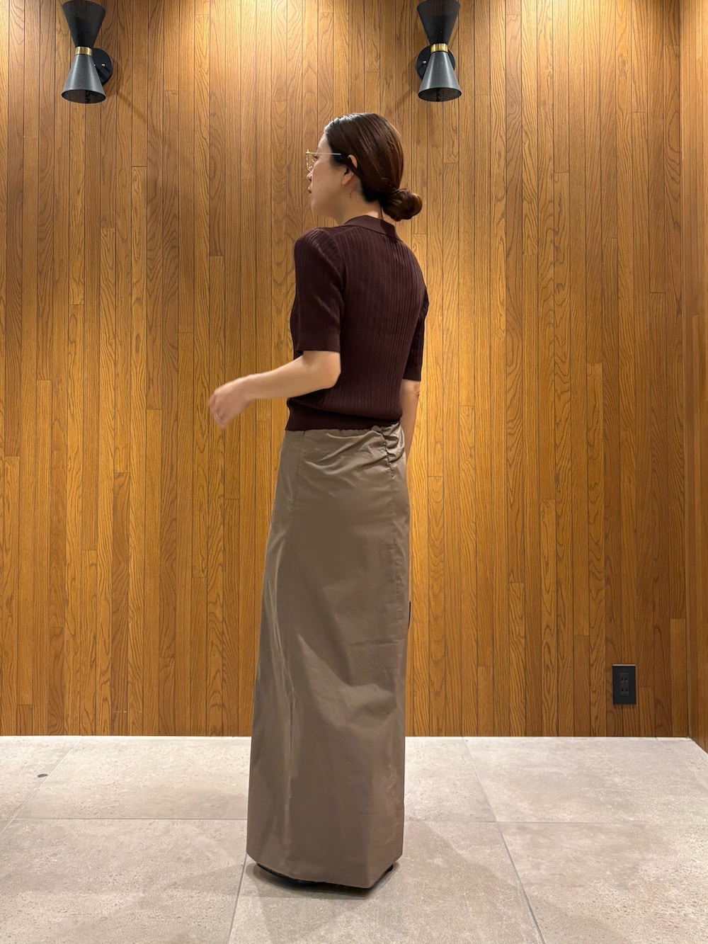 ブラック系のその他アウター、ブラック系のパンプス、ブラウン系のニット/セーターを着用したレディースの春コーディネートの6枚目の写真