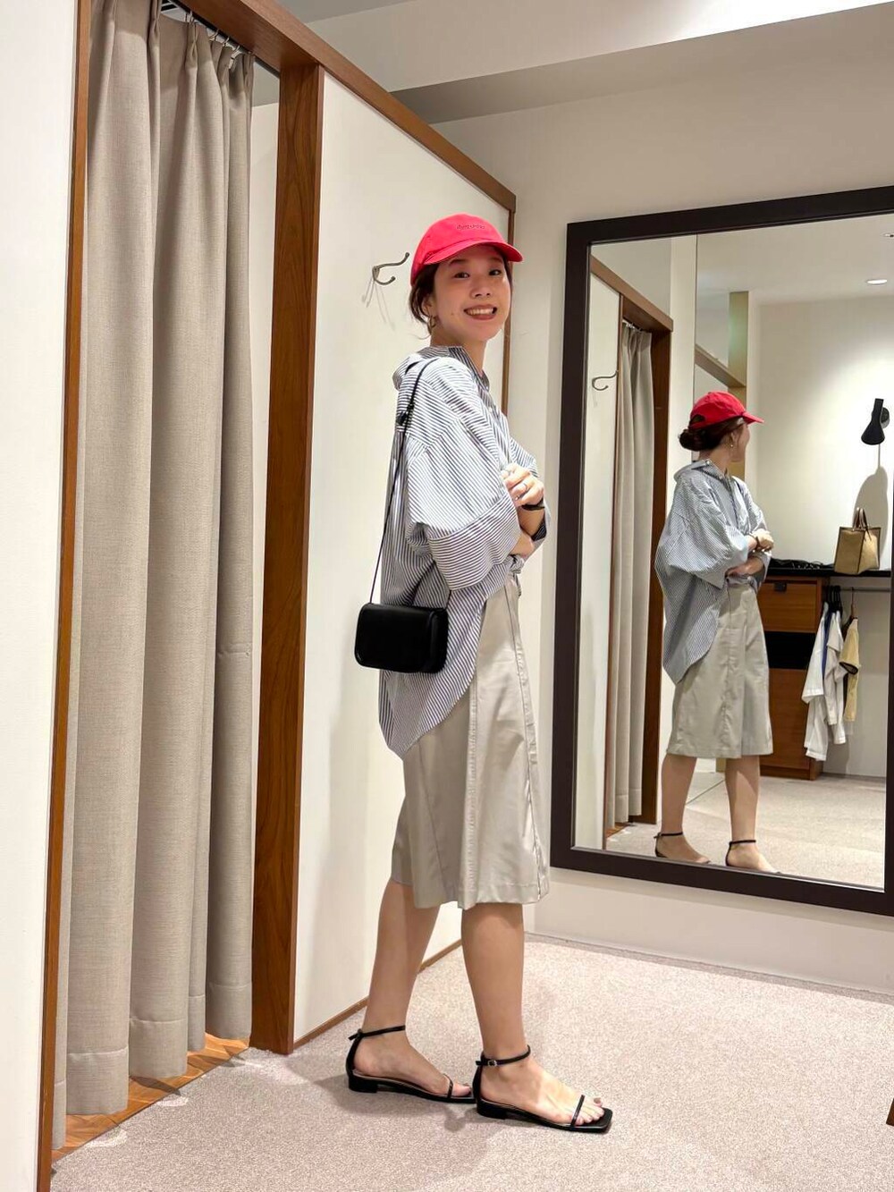 グレー系のその他パンツ、ブラック系のショルダーバッグ、ブラウン系のサンダルを着用したレディースの夏コーディネートの4枚目の写真