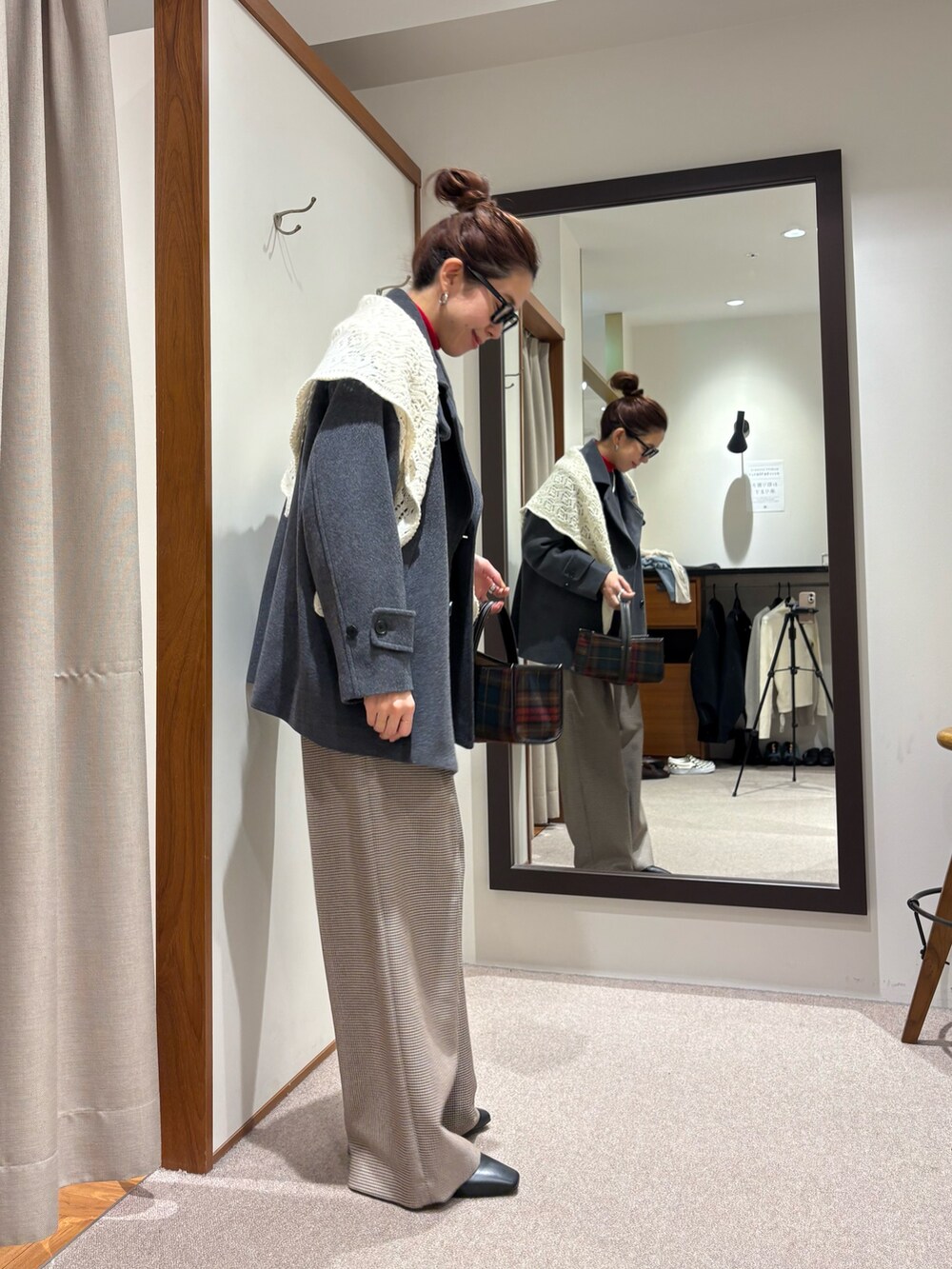 グレー系のピーコート、グレー系のニット/セーター、イエロー系のその他パンツを着用したレディースの秋コーディネートの2枚目の写真