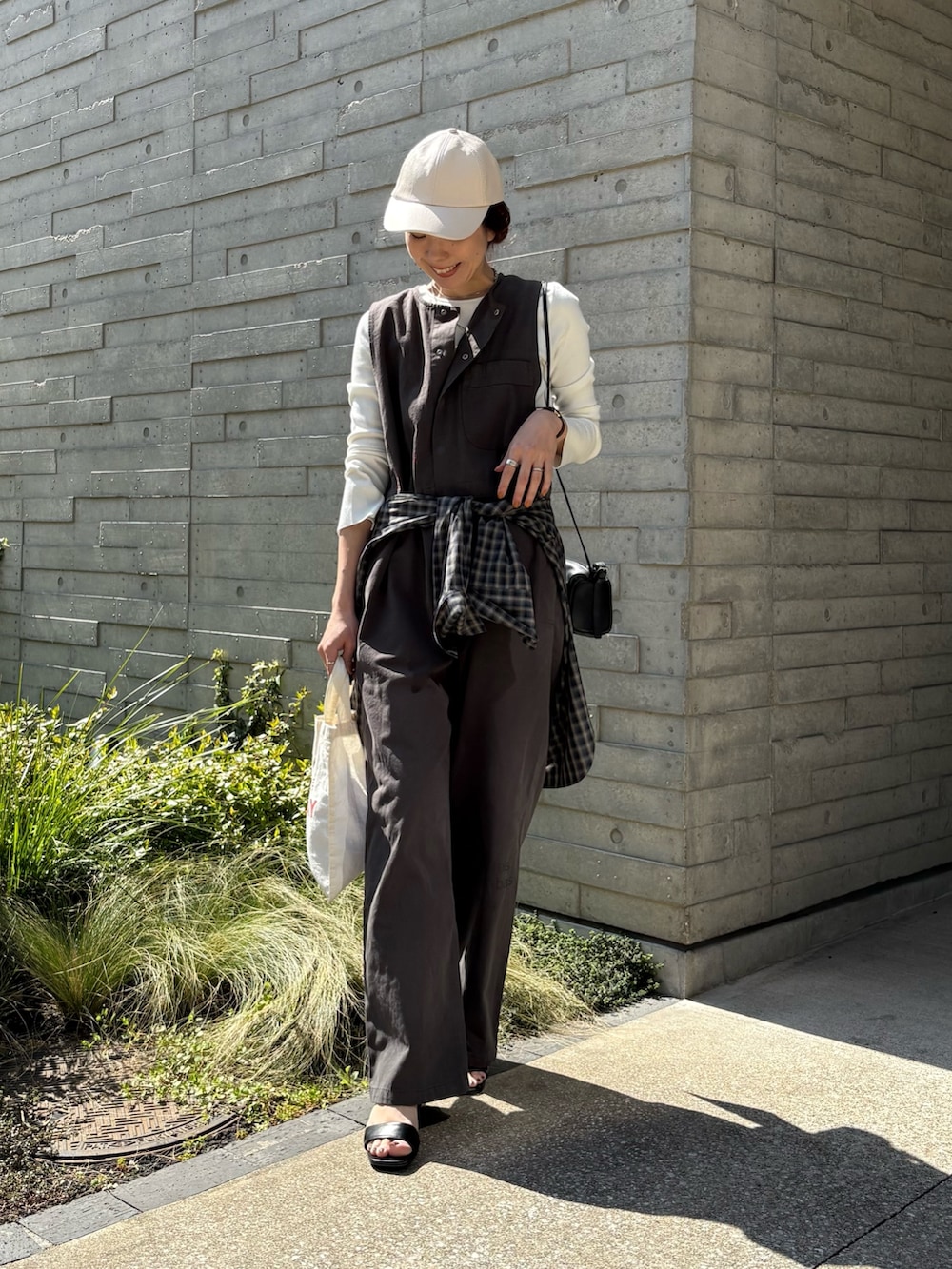 グレー系のその他パンツ、ブラック系のショルダーバッグ、ブルー系のシャツ/ブラウスを着用したレディースの春コーディネートの3枚目の写真