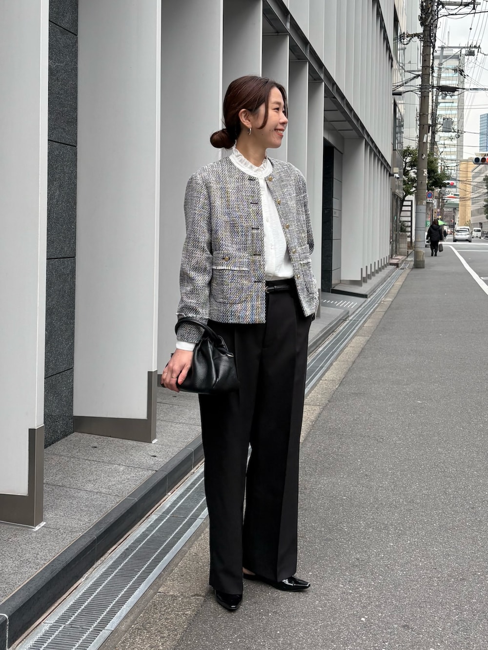 ブラック系のノーカラージャケット、ホワイト系のシャツ/ブラウス、ブラック系のその他パンツを着用したレディースの冬コーディネートの2枚目の写真