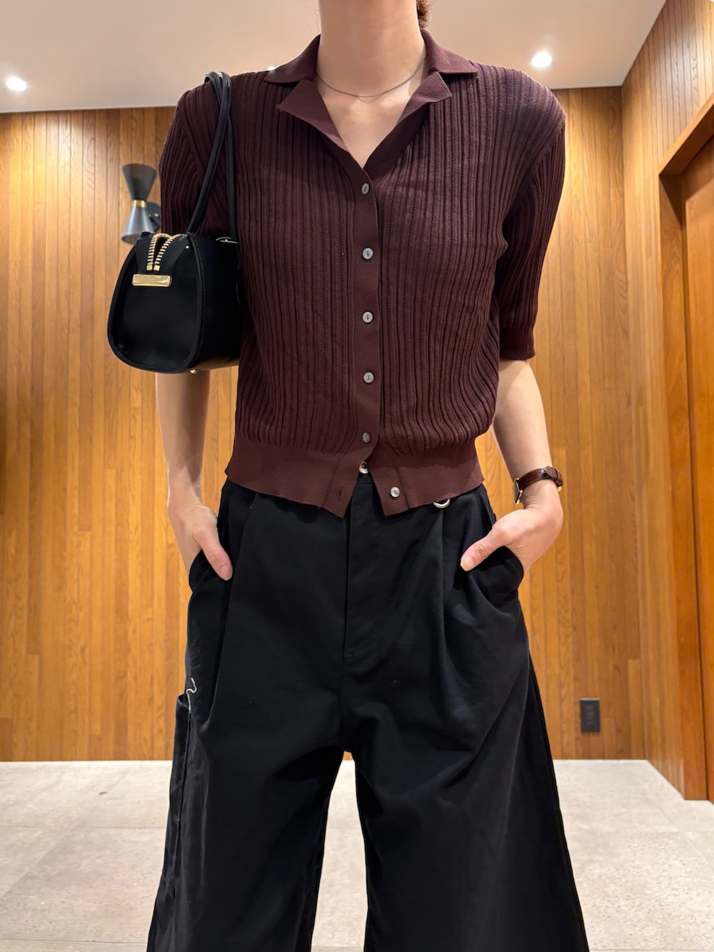 ブラウン系のニット/セーター、ブラック系のその他パンツ、ブラック系のサンダルを着用したレディースの夏コーディネートの6枚目の写真