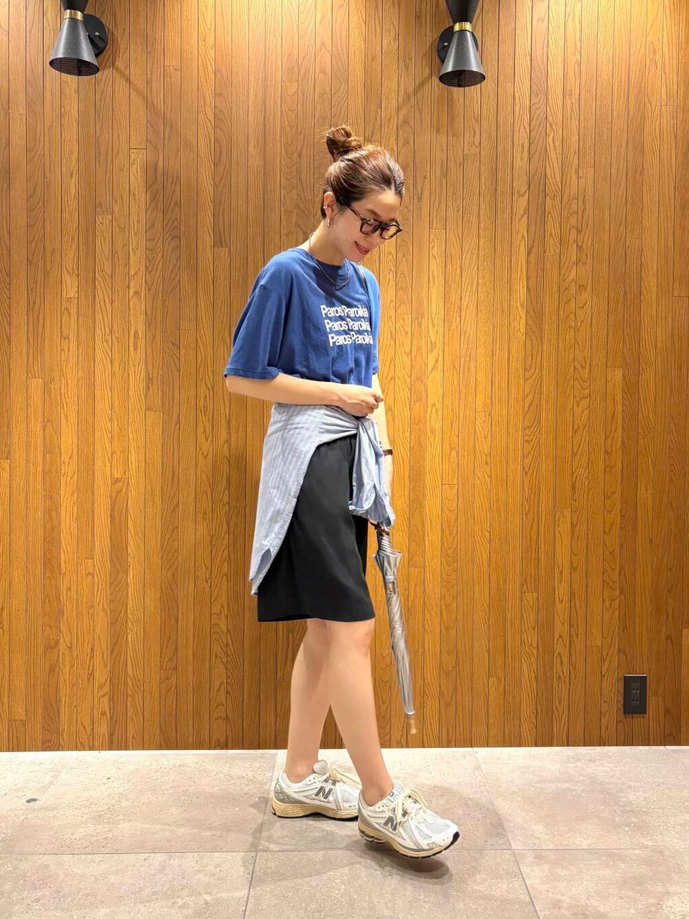 ブルー系のシャツ/ブラウス、シルバー系のスニーカー、ブラック系のショルダーバッグを着用したレディースの夏コーディネートの4枚目の写真