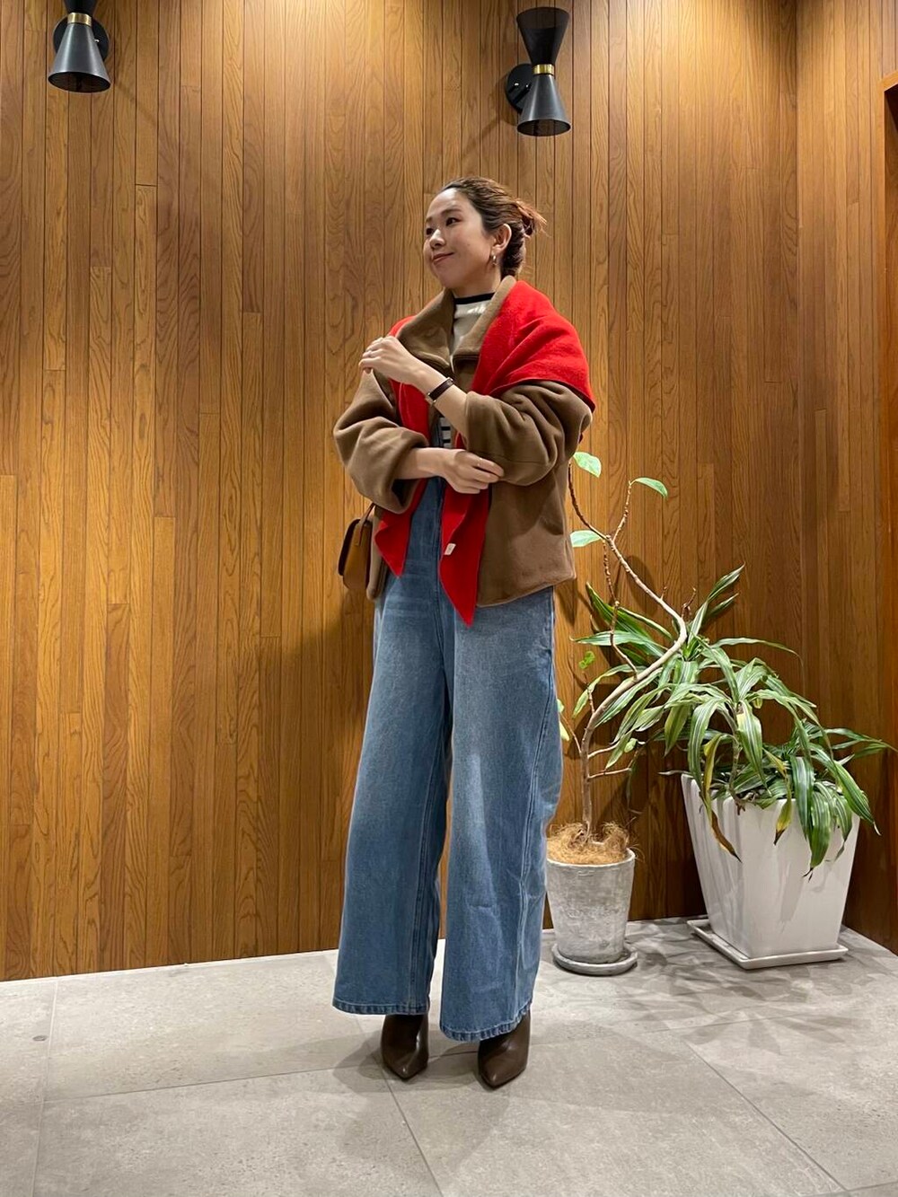 ホワイト系のニット/セーター、イエロー系のその他アウター、ブルー系のワンピースを着用したレディースの秋コーディネートの2枚目の写真