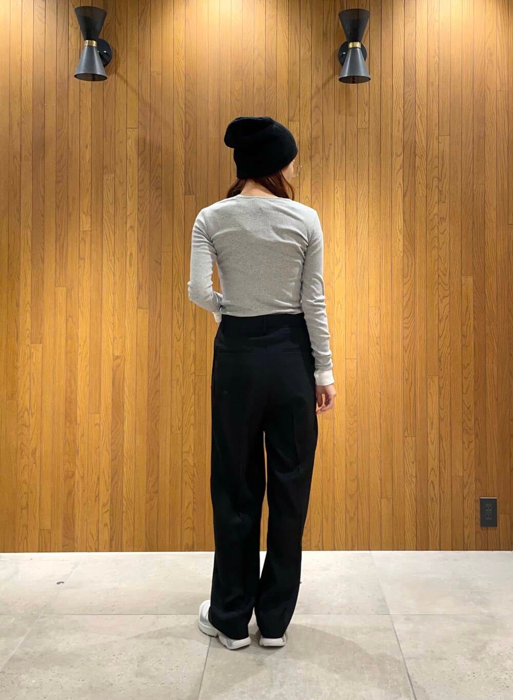 ブラック系のその他パンツ、ホワイト系のTシャツ/カットソー、グレー系のTシャツ/カットソーを着用したレディースの冬コーディネートの3枚目の写真