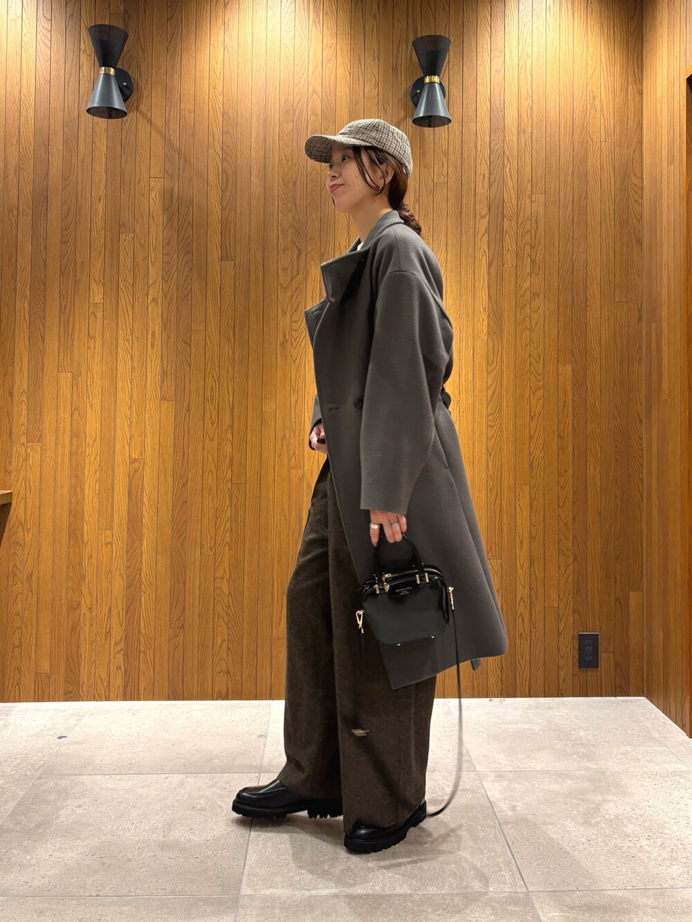 イエロー系のその他パンツ、ブラック系のローファー、ブラック系のショルダーバッグを着用したレディースの冬コーディネートの5枚目の写真