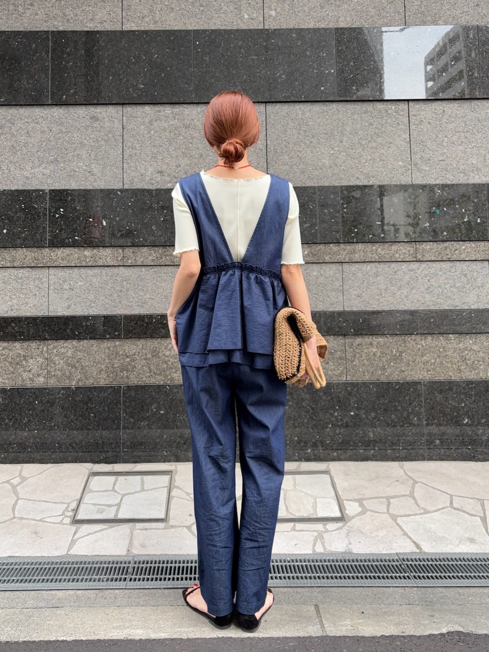 ブルー系のサロペット/オーバーオール、ベージュ系のトートバッグ、ホワイト系のTシャツ/カットソーを着用したレディースの春コーディネートの3枚目の写真