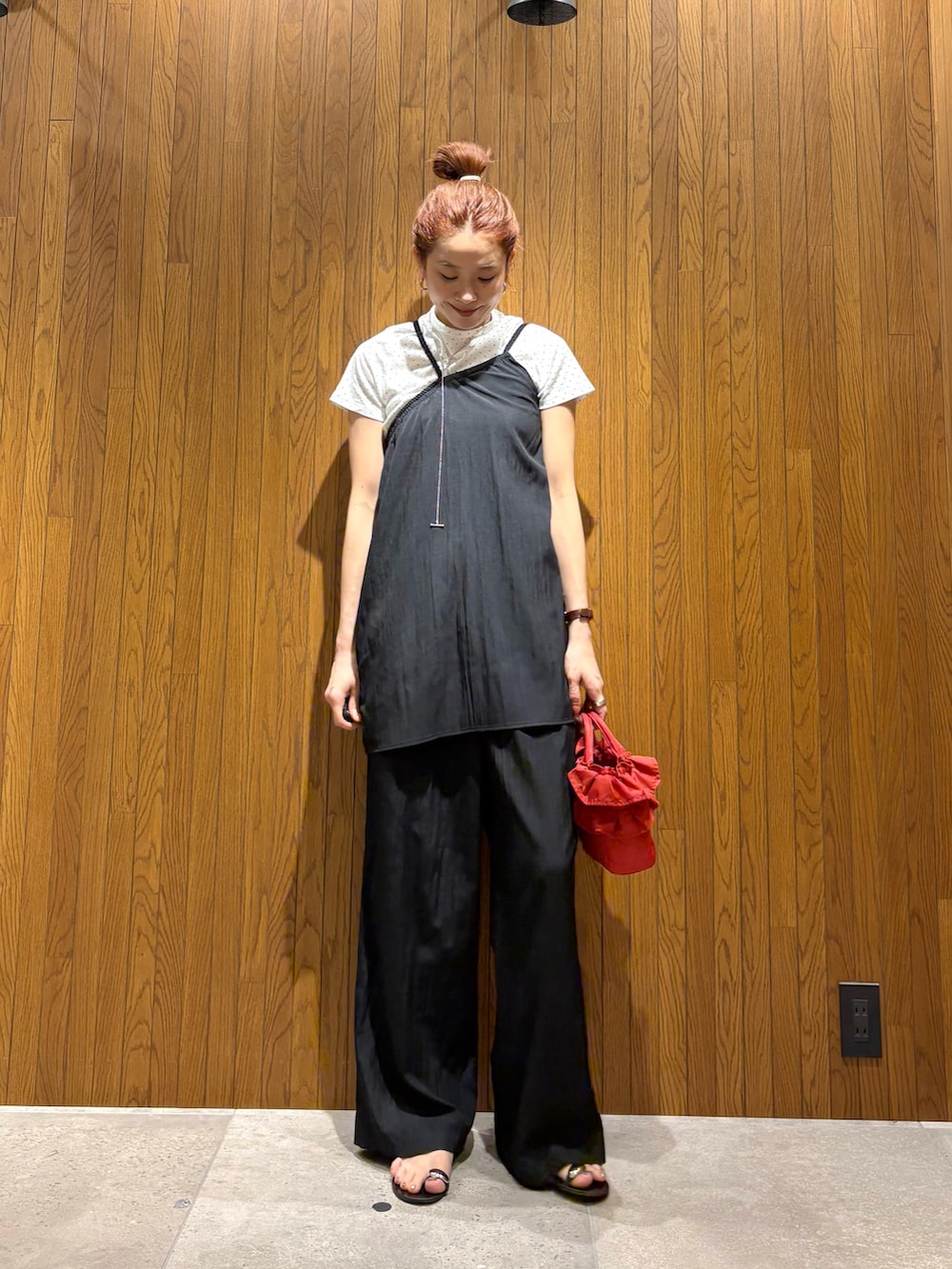 ブラック系のキャミソール、ブラック系のその他パンツ、ホワイト系のTシャツ/カットソーを着用したレディースの夏コーディネートの5枚目の写真