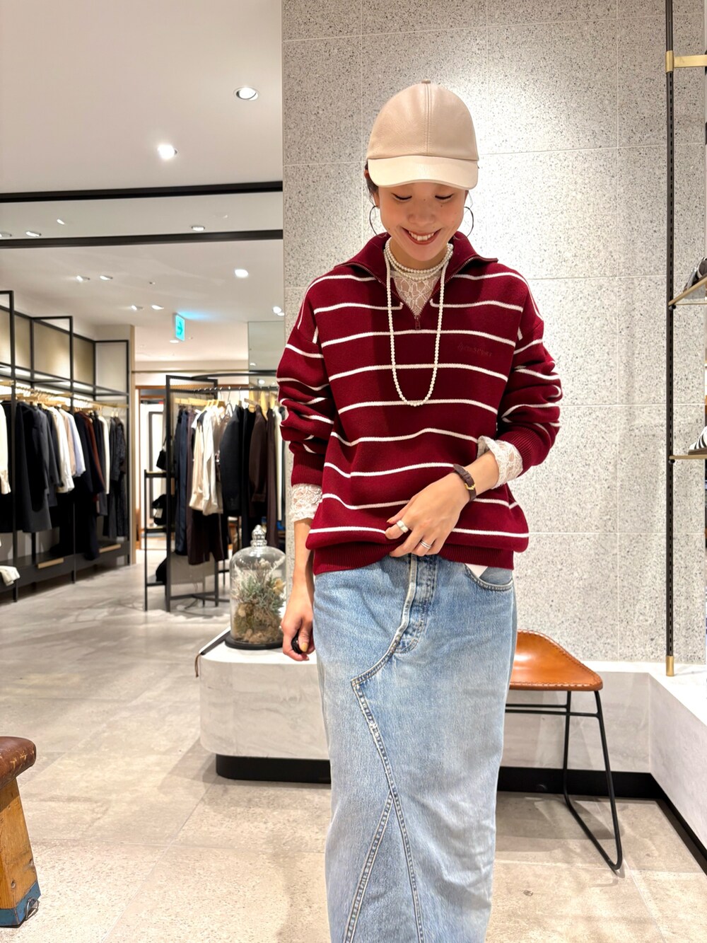 ブラウン系のその他アウター、その他のニット/セーターを着用したレディースの秋コーディネートの7枚目の写真