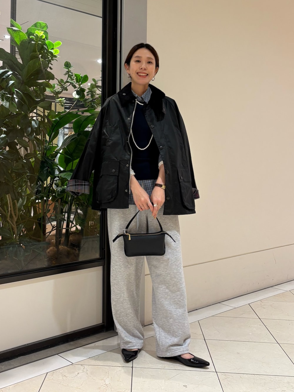 ブルー系のタンクトップ、ブルー系のシャツ/ブラウス、グレー系のスウェットパンツを着用したレディースの春コーディネートの4枚目の写真