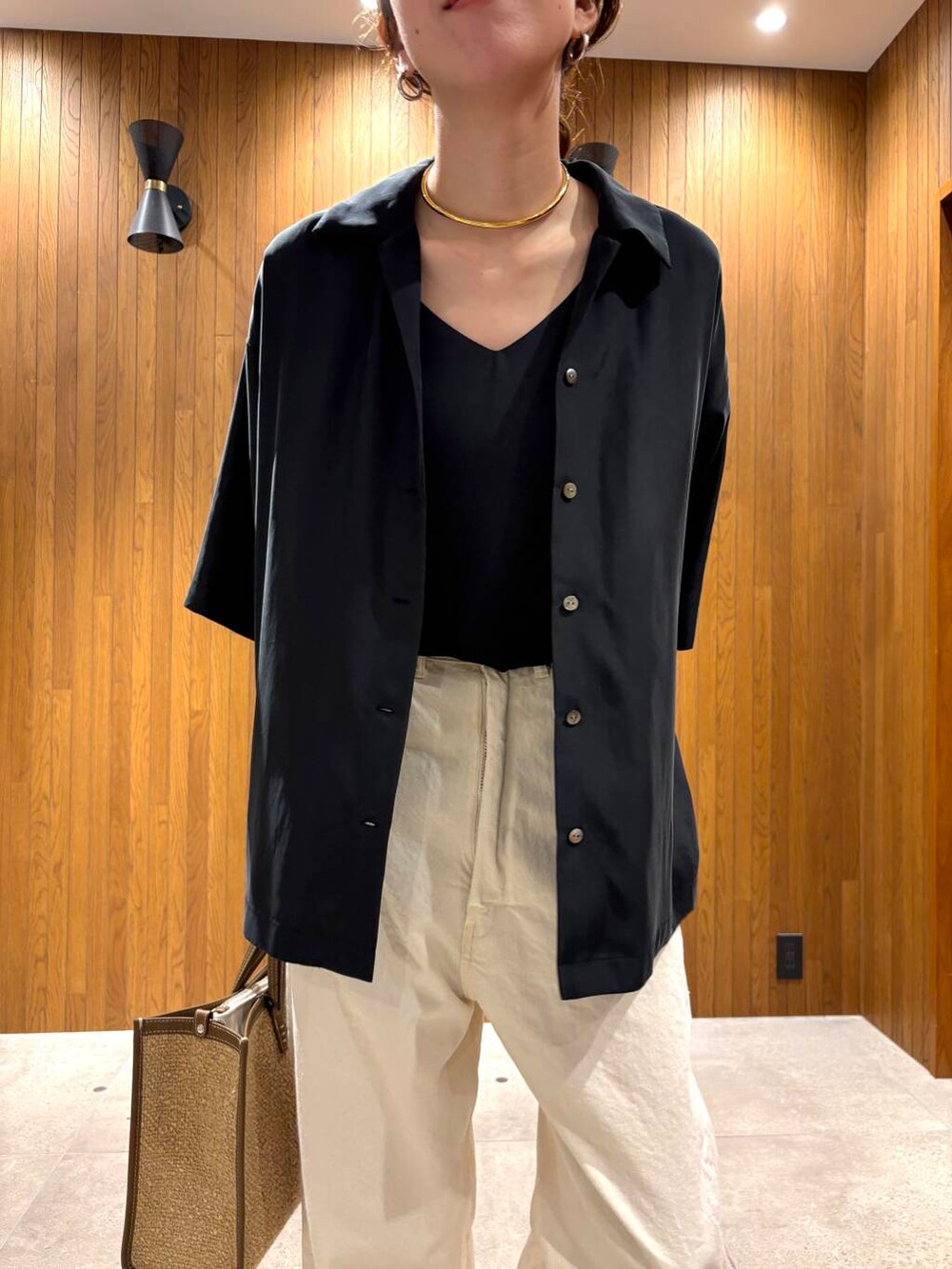 ブラック系のキャミソール、ブラック系のシャツ/ブラウスを着用したレディースの春コーディネートの5枚目の写真