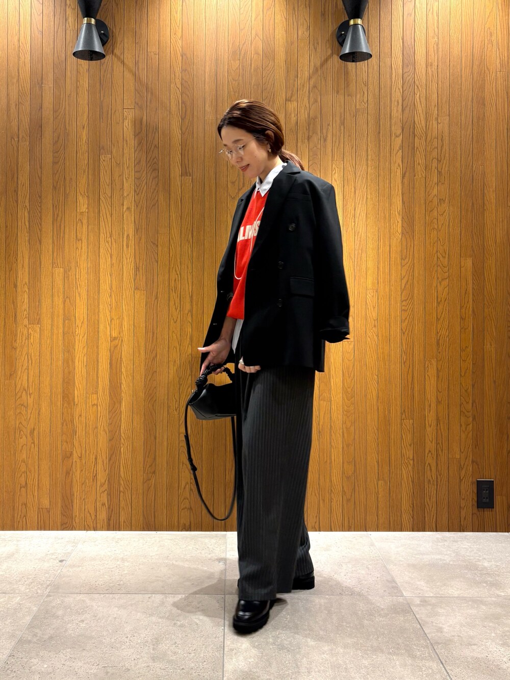 レッド系のスウェット、ブルー系のシャツ/ブラウス、その他のその他パンツを着用したレディースの秋コーディネートの2枚目の写真