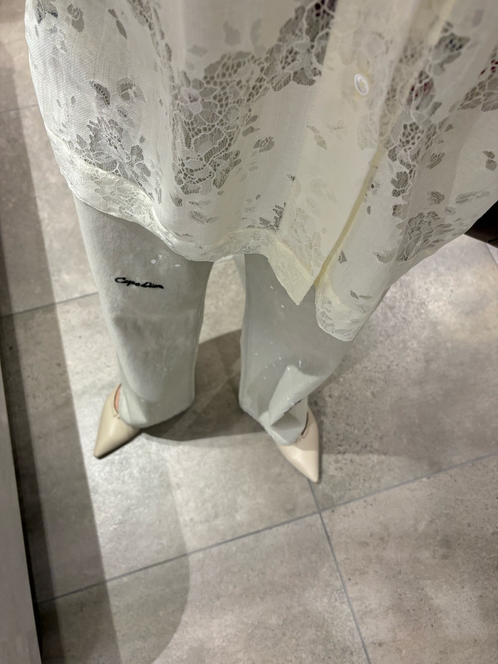 ホワイト系のシャツ/ブラウス、グレー系のデニムパンツ、ブラウン系のハンドバッグを着用したレディースの夏コーディネートの8枚目の写真