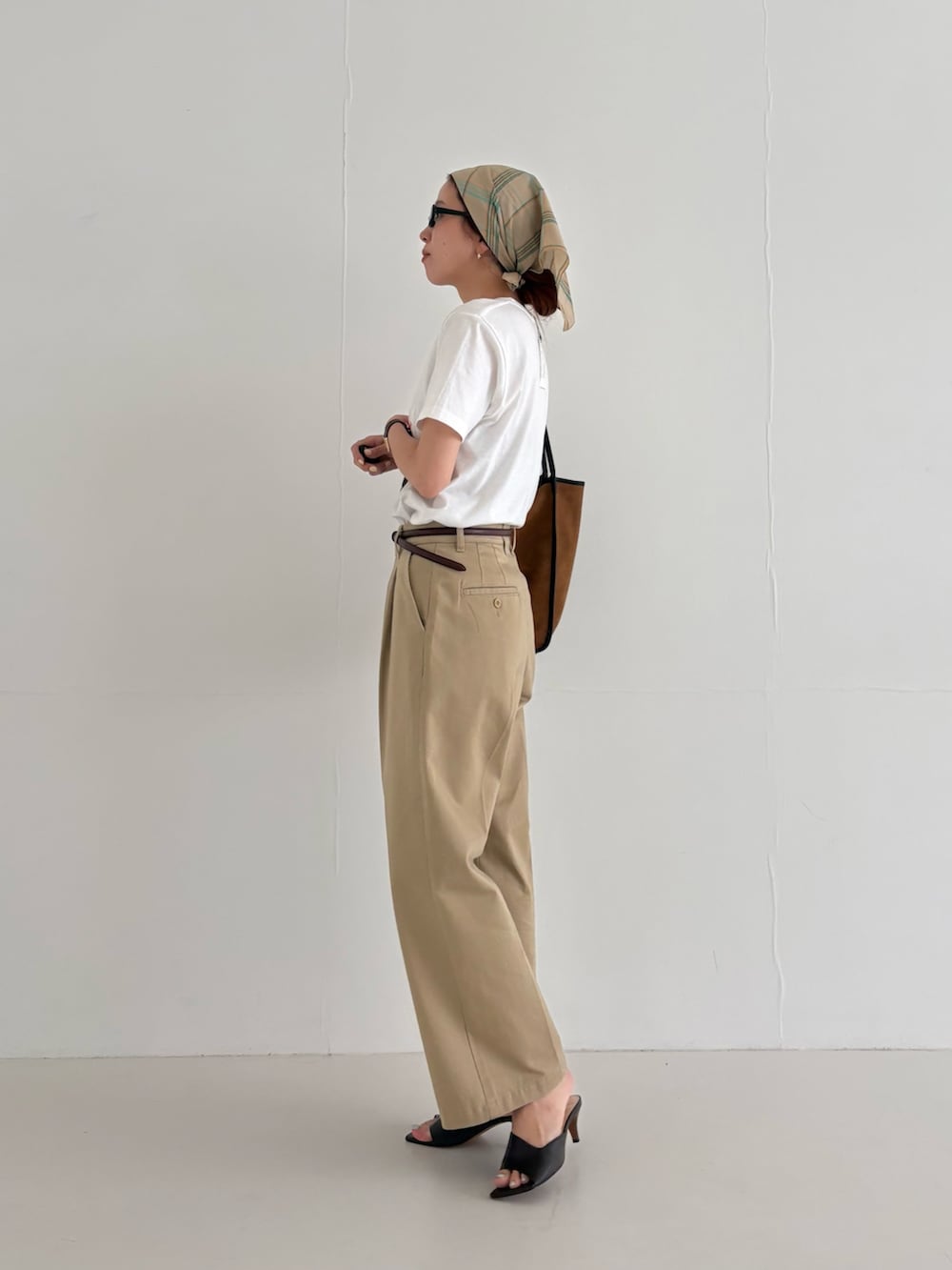 ホワイト系のTシャツ/カットソー、ベージュ系のその他パンツ、ブラウン系のトートバッグを着用したレディースの夏コーディネートの2枚目の写真