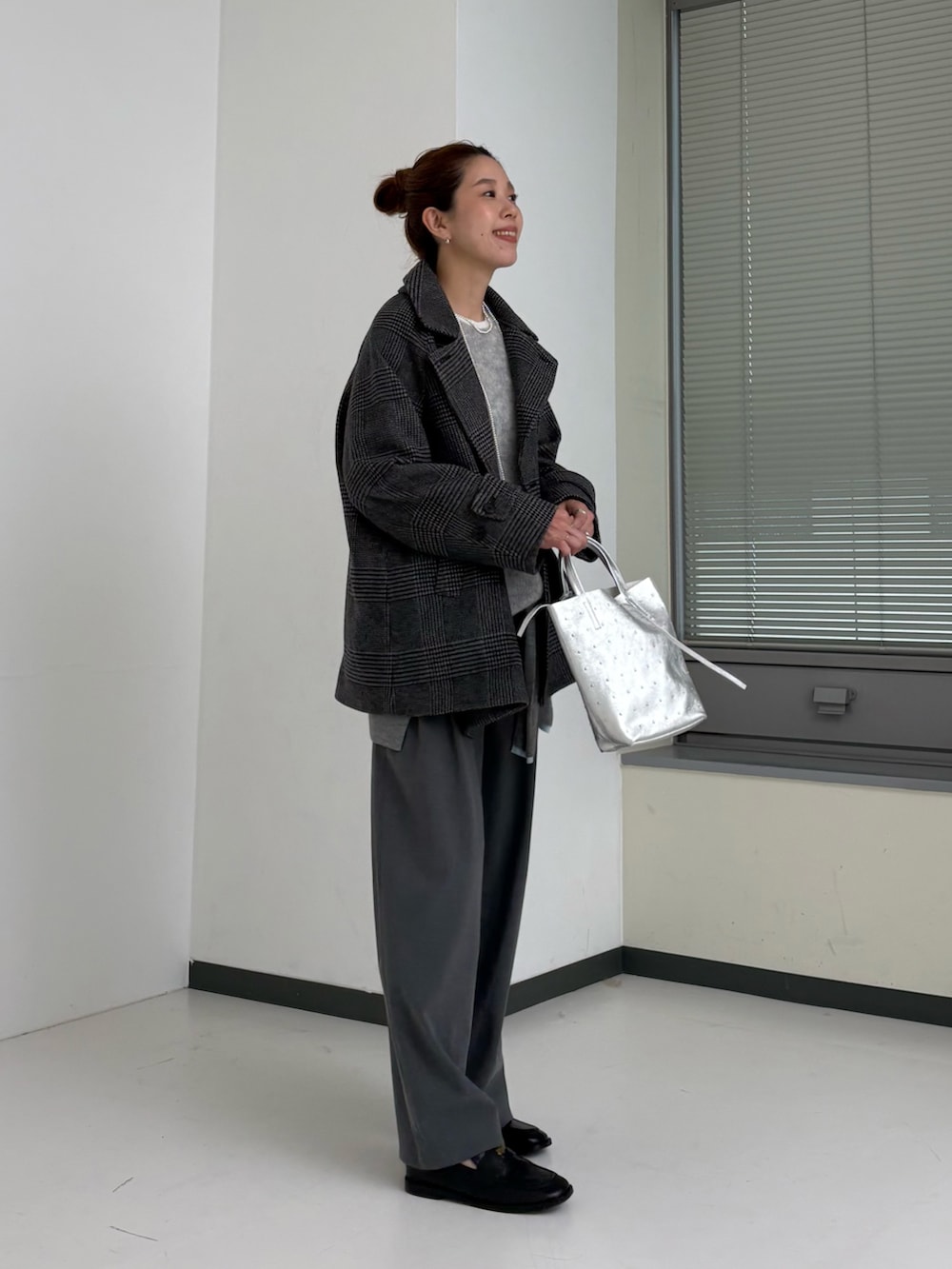 グレー系のニット/セーター、グレー系のニット/セーター、ホワイト系のTシャツ/カットソーを着用したレディースの秋コーディネートの5枚目の写真