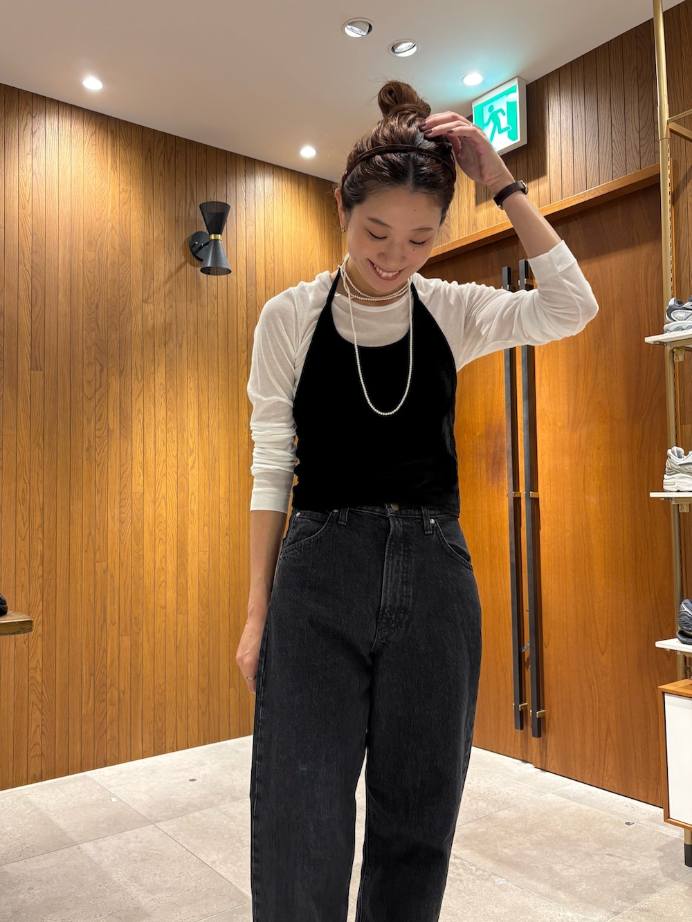 ブラック系のその他トップス、その他のハンドバッグ、ブラウン系のカチューシャを着用したレディースの夏コーディネートの6枚目の写真