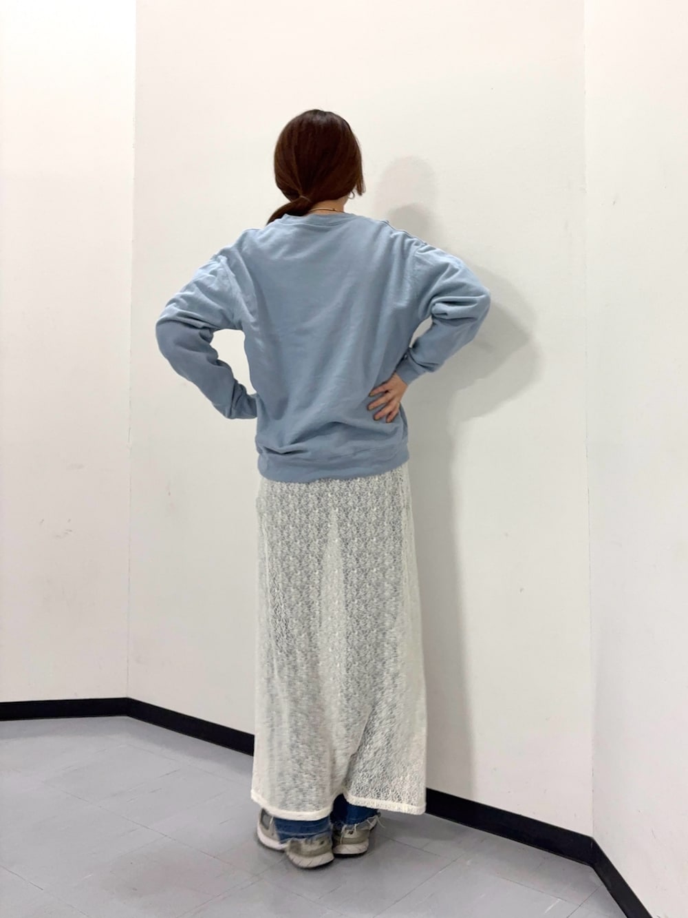 ホワイト系のスカート、ブルー系のスウェットを着用したレディースの冬コーディネートの4枚目の写真