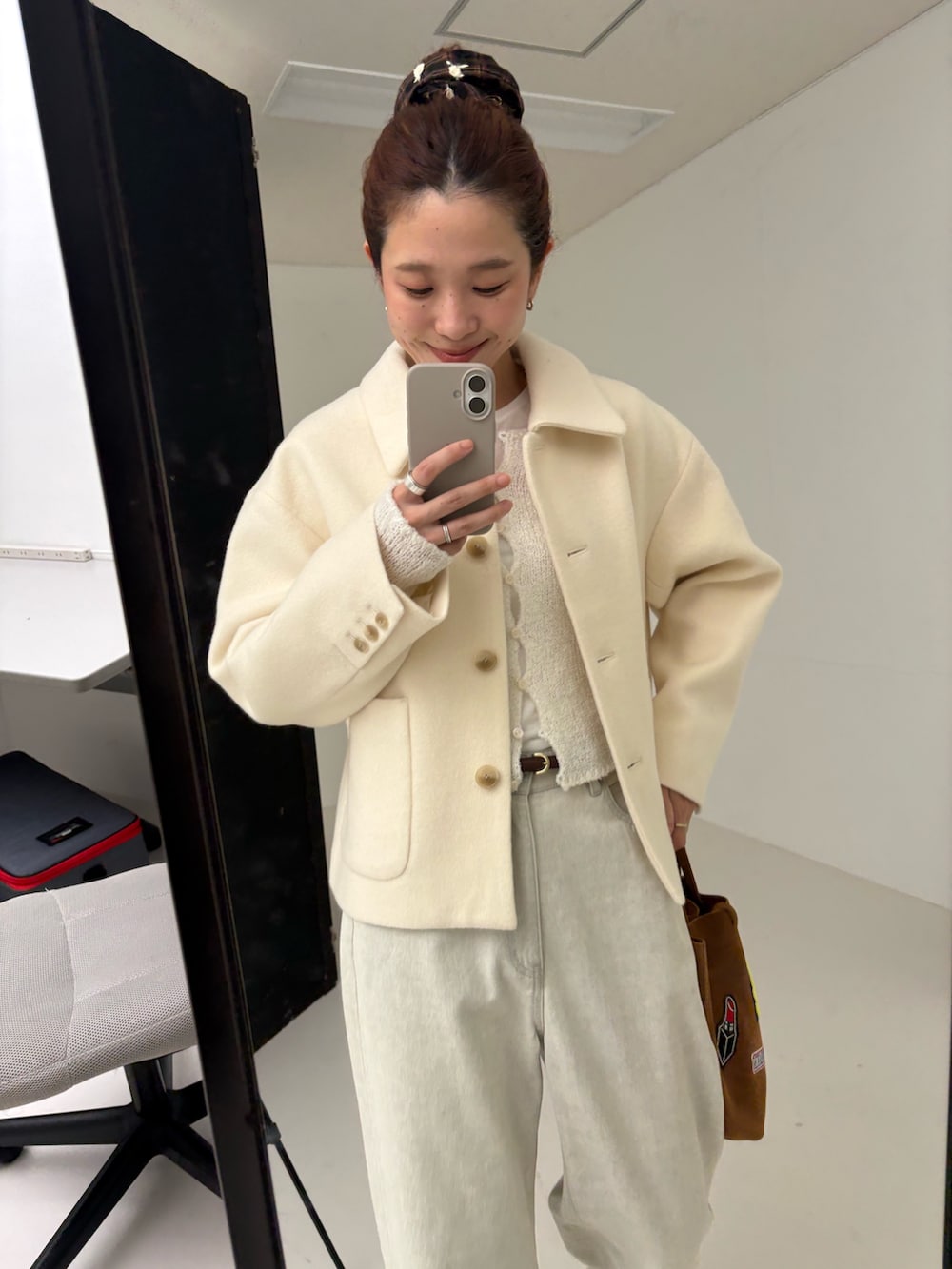 ホワイト系のその他アウター、ホワイト系のカーディガン/ボレロ、グレー系のデニムパンツを着用したレディースの秋コーディネートの6枚目の写真