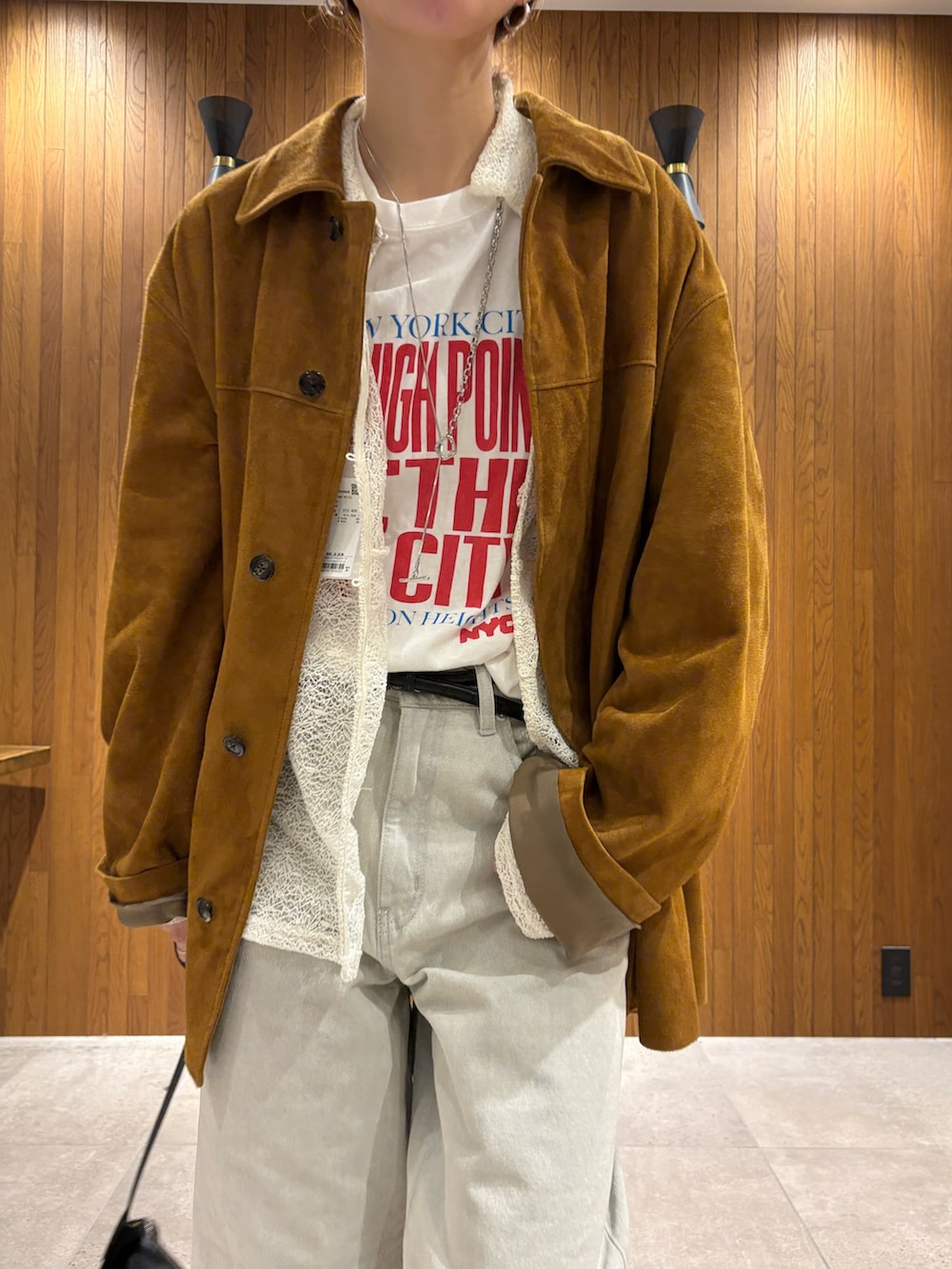 ブラウン系のその他アウター、グレー系のデニムパンツ、ホワイト系のシャツ/ブラウスを着用したレディースの冬コーディネートの7枚目の写真