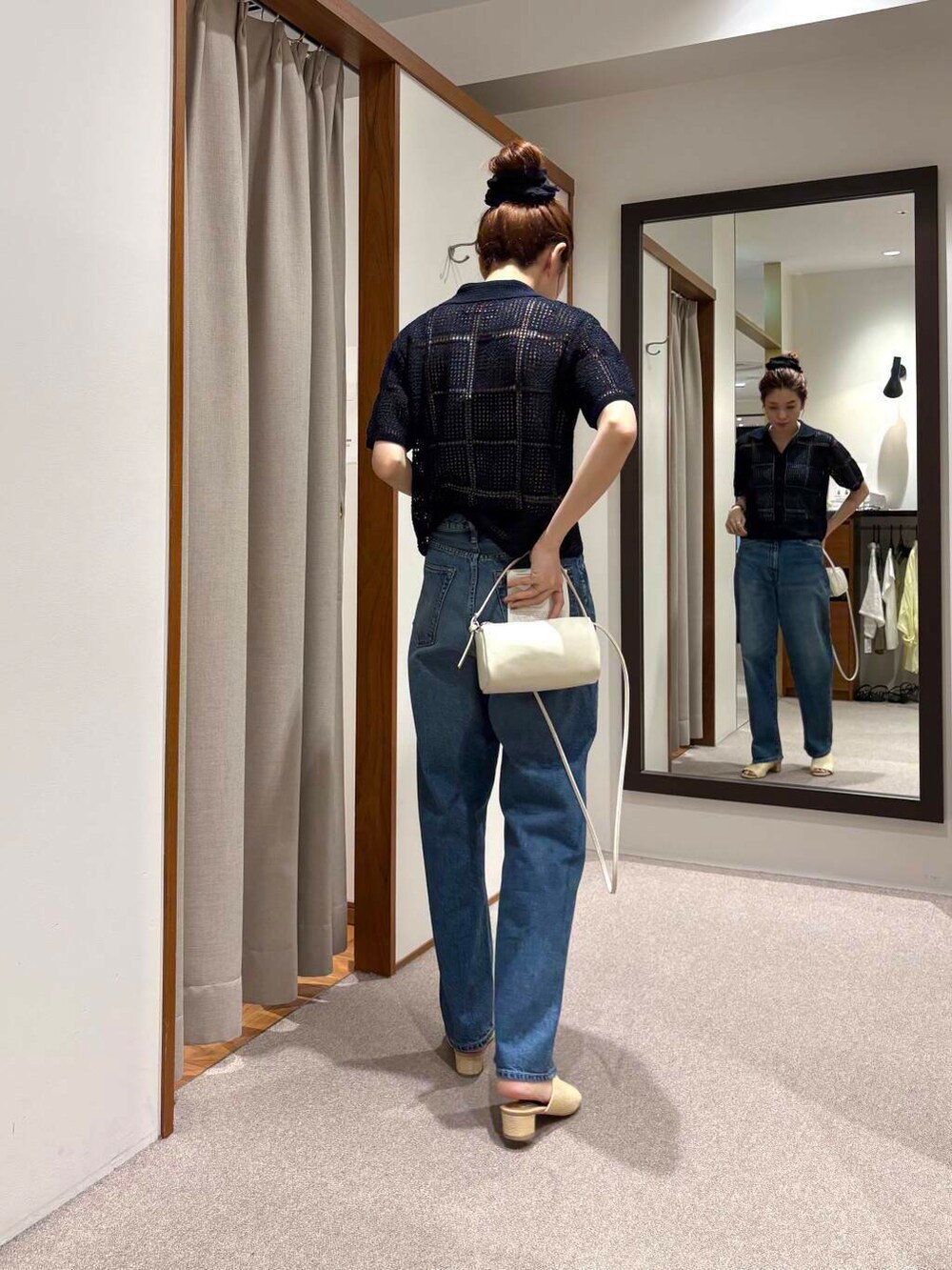 ベージュ系のサンダル、ホワイト系のショルダーバッグ、ブルー系のシャツ/ブラウスを着用したレディースの夏コーディネートの4枚目の写真