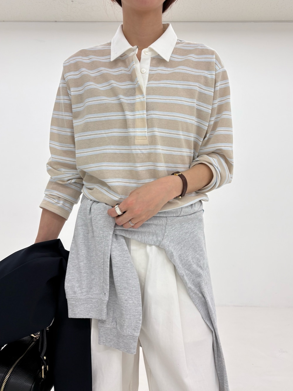 ブルー系のその他アウター、ベージュ系のシャツ/ブラウス、グレー系のTシャツ/カットソーを着用したレディースの春コーディネートの10枚目の写真