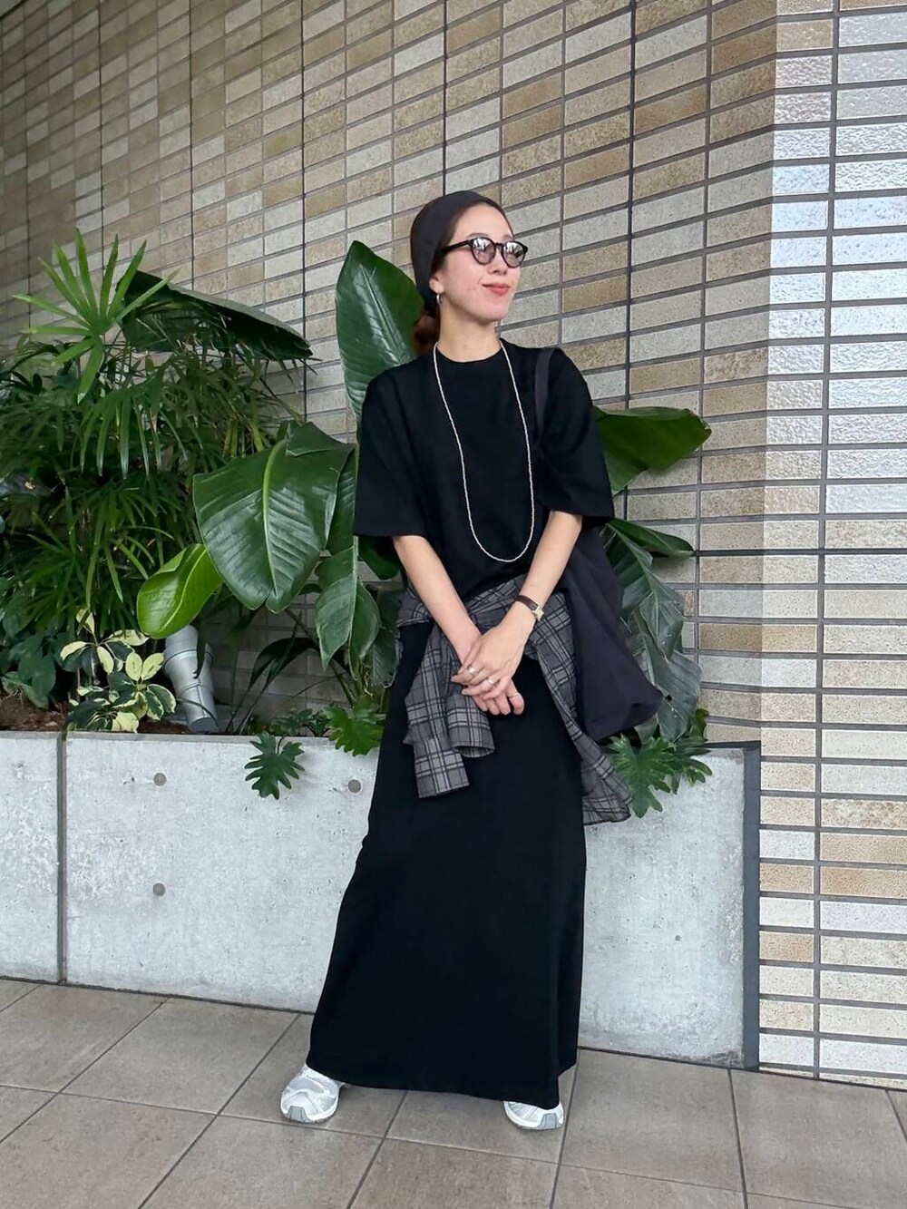 グレー系のシャツ/ブラウス、ブラック系のTシャツ/カットソー、ブラック系のスカートを着用したレディースの夏コーディネートの8枚目の写真