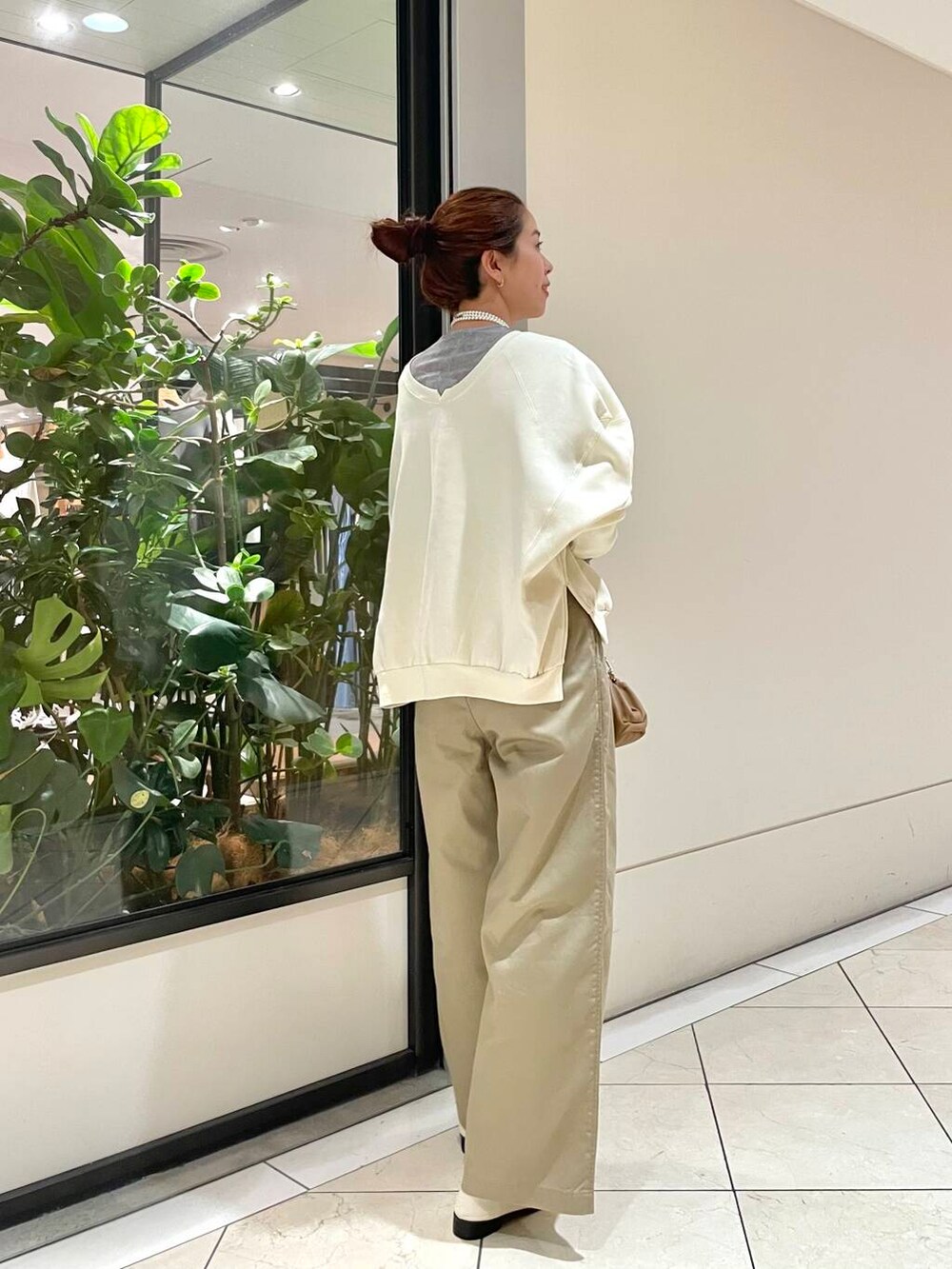 ベージュ系のその他パンツ、ホワイト系のその他シューズ、ホワイト系のTシャツ/カットソーを着用したレディースの秋コーディネートの4枚目の写真