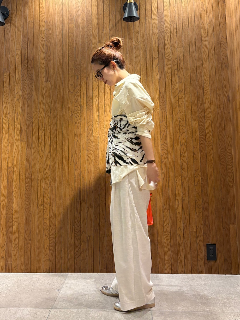 その他のカーディガン/ボレロ、ホワイト系のその他パンツ、オレンジ系のショルダーバッグを着用したレディースの秋コーディネートの2枚目の写真