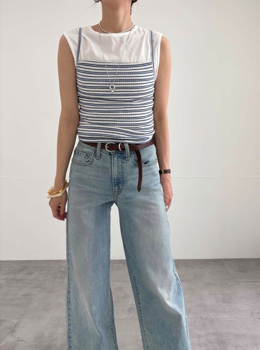 ホワイト系のTシャツ/カットソー、ブラウン系のかごバッグ、その他のキャミソールを着用したレディースの夏コーディネートの10枚目の写真