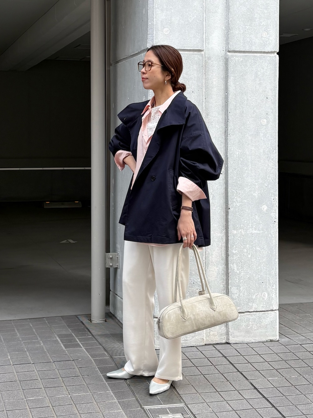 ブルー系のトレンチコート、ホワイト系のその他パンツ、ピンク系のシャツ/ブラウスを着用したレディースの冬コーディネートの2枚目の写真