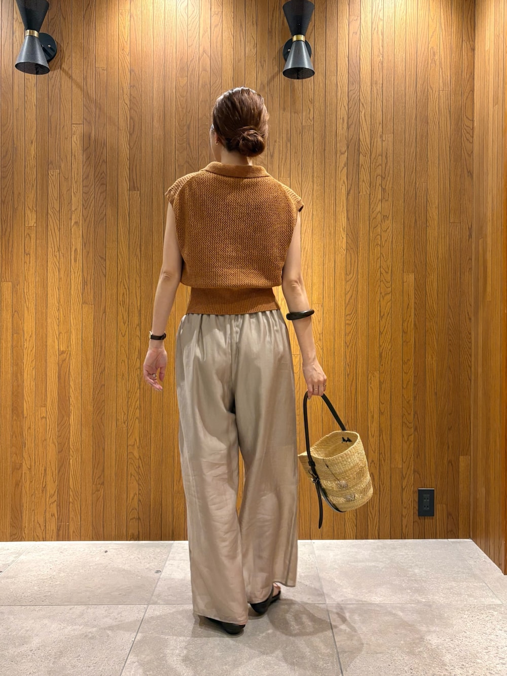 ブラウン系のニット/セーター、ベージュ系のその他パンツ、ブラウン系のサンダルを着用したレディースの夏コーディネートの3枚目の写真