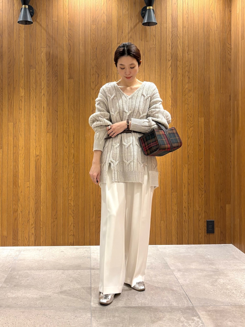 ベージュ系のブルゾン、グレー系のニット/セーター、ホワイト系のその他パンツを着用したレディースの冬コーディネートの7枚目の写真